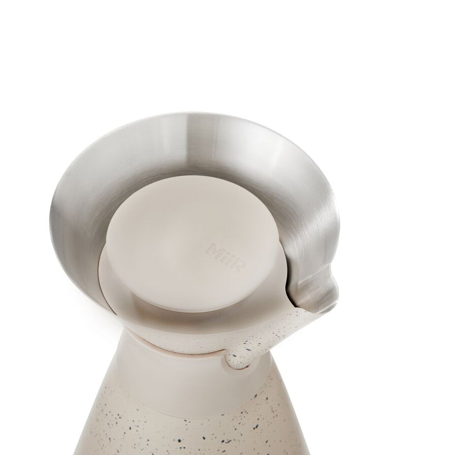 new-standard-carafe-p7 WebPDP-33oz_New_Standard_Carafe_Desert_Tan_Speckle_Studio__CAR1SVOS224_45_Lid_On.jpg